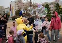 Lasnamäe suvine mänguhommikute sari algas Katleri/Paasiku mänguväljakul
